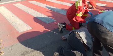 Accident rutier pe str. Mihai Eminescu. Bărbat lovit de o maşină în timp ce traversa strada – foto