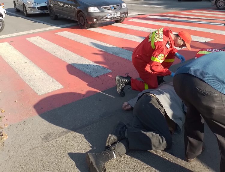 Accident rutier pe str. Mihai Eminescu. Bărbat lovit de o maşină în timp ce traversa strada – foto