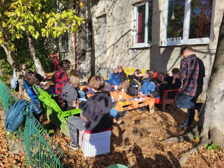 Peste 40 de tineri s-au bucurat de ultimele zile călduroase de toamnă la Garden Party. 🎉🍂