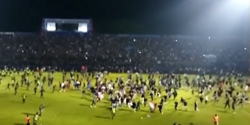 Tragedie la un meci din Indonezia! 174 de persoane au murit după ce fanii au intrat pe teren