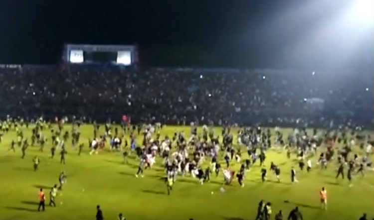 Tragedie la un meci din Indonezia! 174 de persoane au murit după ce fanii au intrat pe teren