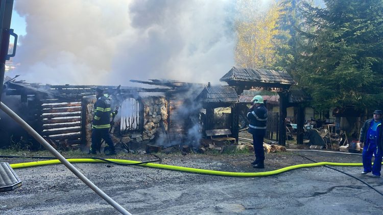 Incendiu violent la o pensiune din Cavnic – FOTO