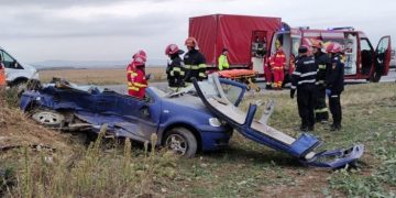 Încă un accident cumplit. Doi oameni au murit pe loc, într-o maşină strivită