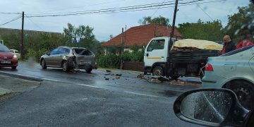 Coliziune între două vehicule, la ieşire din Buşag – foto