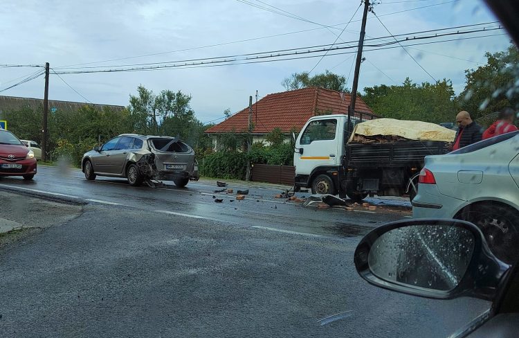Coliziune între două vehicule, la ieşire din Buşag – foto