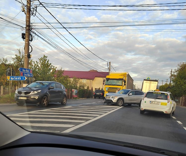 Impact între două autoturisme pe Dura. Trafic îngreunat