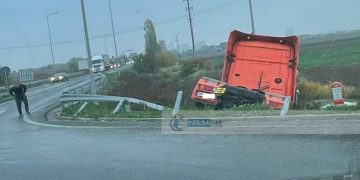 Putea să ne omoare: TIR-ist rupt în gură, a ieșit în decor pe centura Sătmarului