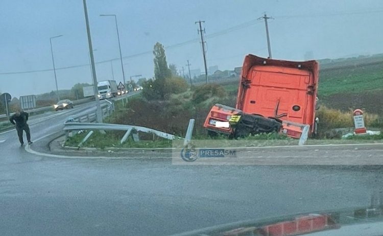 Putea să ne omoare: TIR-ist rupt în gură, a ieșit în decor pe centura Sătmarului