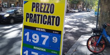 Incredibil! Cum au reușit zeci de șoferi să alimenteze gratis la o benzinărie