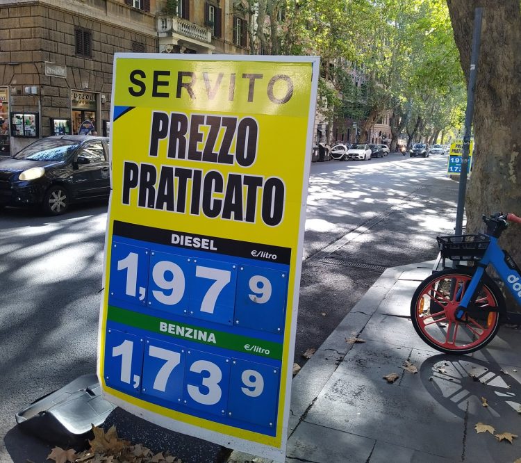 Incredibil! Cum au reușit zeci de șoferi să alimenteze gratis la o benzinărie