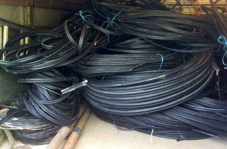 Sucevean reținut de polițiști pentru furt calificat de cablu de telefonie din Strâmtura