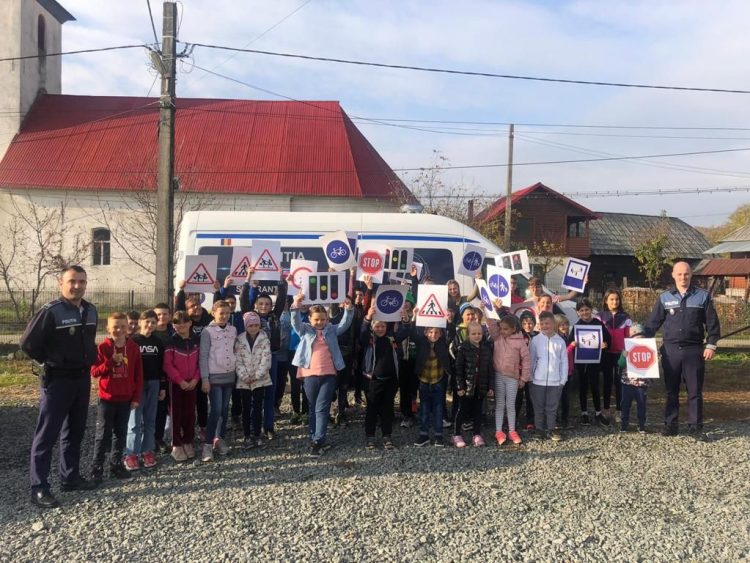 În vacanță la Școala Gimnazială Lăpuș, cu laboratorul mobil de educație rutieră