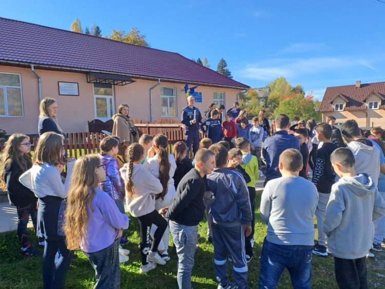 Polițiștii Biroului Siguranța Școlară prezenți în mijlocul elevilor din Borşa şi Budeşti
