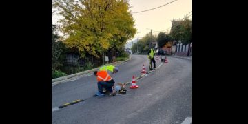 Se montează marcaje pe DJ 184, în curba din Baia Sprie spre Cavnic
