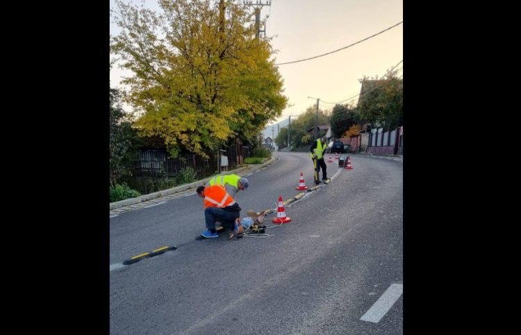 Se montează marcaje pe DJ 184, în curba din Baia Sprie spre Cavnic