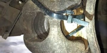 Sistem de frânare prins cu ”șoricei” pe o mașină adusă la RAR pentru înmatriculare