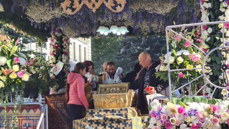 80.000 de pelerini s-au perindat până acum pe la racla Sfintei Parascheva