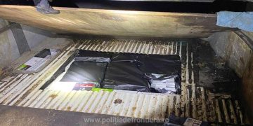 Ţigări ascunse în podeaua unui microbuz, descoperite de poliţiştii de frontieră