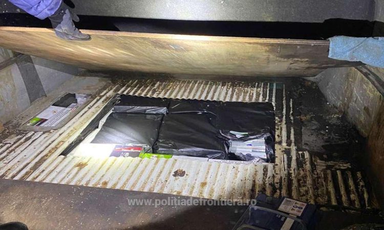 Ţigări ascunse în podeaua unui microbuz, descoperite de poliţiştii de frontieră