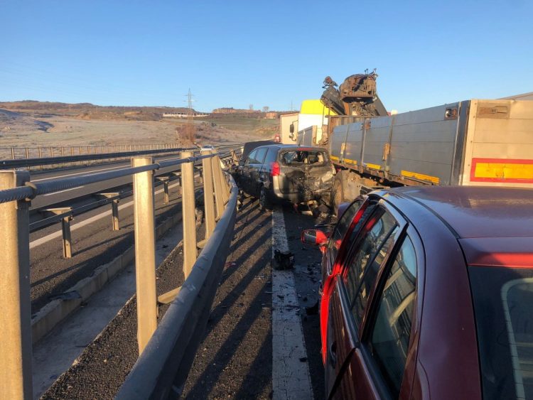 CARAMBOL cu 11 autovehicule implicate, pe Autostrada Transilvania A3