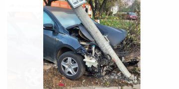 Băimăreni teribiliști. Șoferul unui autoturism a acroșat un Logan și a rupt un stâlp de electricitate