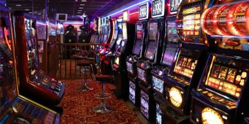 Jaf la un cazinou din Baia Mare. Mai multe persoane purtând cagule pe cap au atacat o angajată și au plecat cu banii