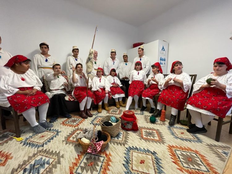 Tinerii cu dizabilități, la șezătoare la Centrul de zi Griviței Baia Mare