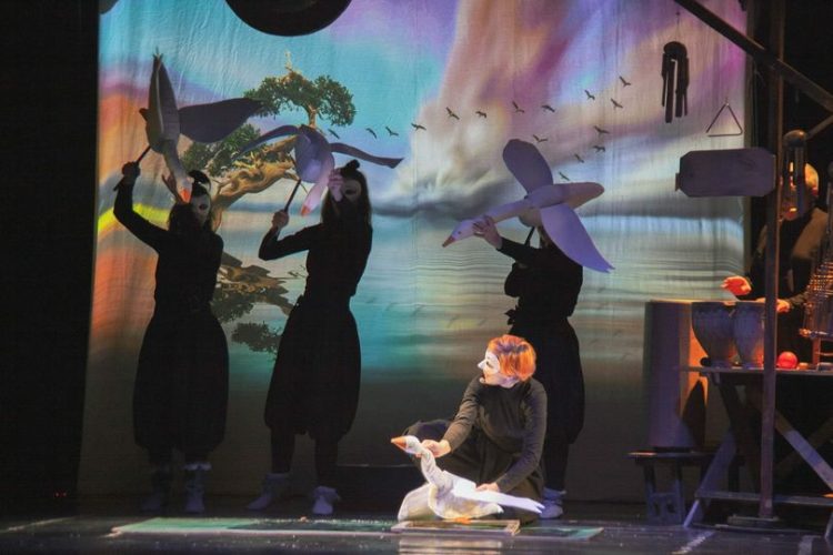 Copiii sunt invitaţi la Teatrul de Păpuşi din Baia Mare la Răţuşca cea urâtă