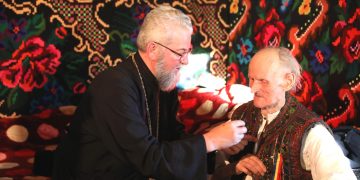 „Moșul” Vasile Deac, în vârstă de 93 de ani, distins cu „Crucea Voievodală Maramureșeană”