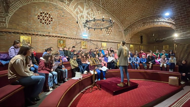 Tinerii din ATOCEM organizează activităţi pentru copiii băimăreni