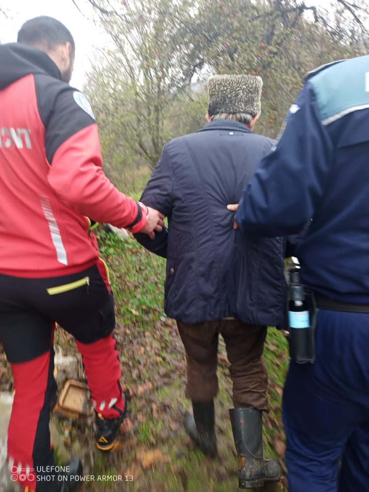Actualizare / Bărbat cu afecţiuni medicale, plecat de acasă aseară, căutat de salvamontişti la Rona de Jos. A fost găsit în apropierea casei