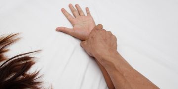 Satu Mare, secolul XXI. Un adolescent de 17 ani a lăsat-o însărcinată pe vecina de 13 ani