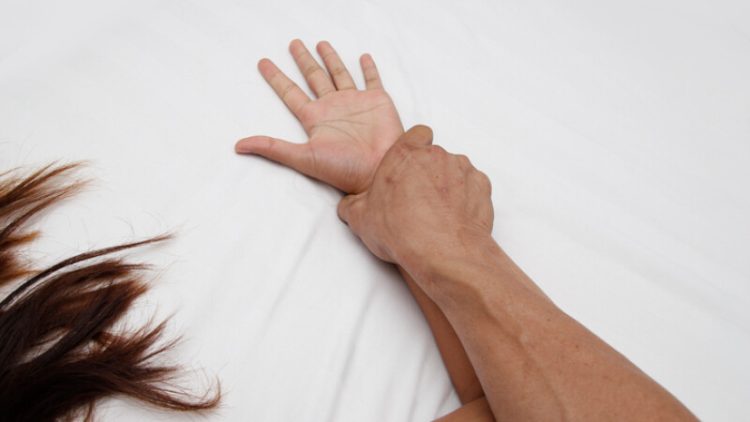 Satu Mare, secolul XXI. Un adolescent de 17 ani a lăsat-o însărcinată pe vecina de 13 ani