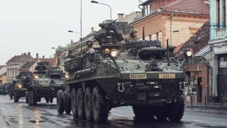 Convoi militar, implicat într-un accident. Doi militari răniți