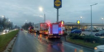 Accident MORTAL în fața unui supermarket: O femeie a fost ucisă de un camion