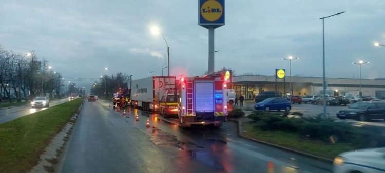 Accident MORTAL în fața unui supermarket: O femeie a fost ucisă de un camion