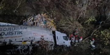 ACCIDENT MORTAL: Un camion a căzut într-o prăpastie de 50 de metri