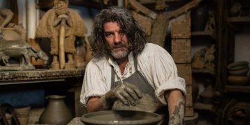 Meşteşugarul Daniel Leş: „Cred că noi, românii, avem meseria ţesută pe noi, uitaţi-vă la hainele tradiţionale,”