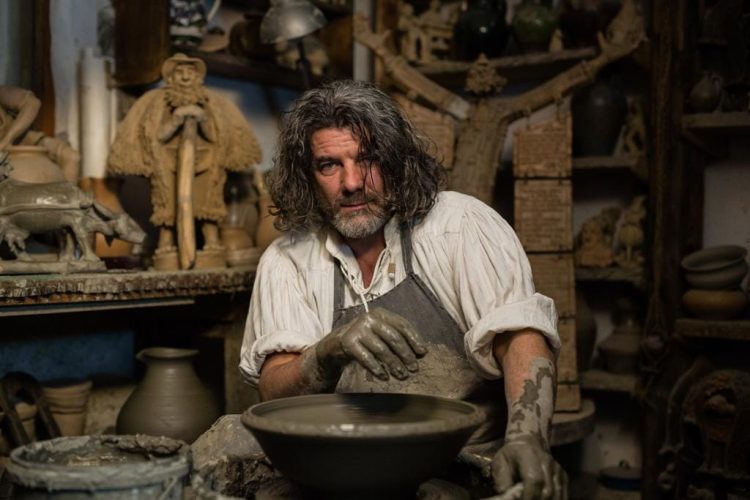 Meşteşugarul Daniel Leş: „Cred că noi, românii, avem meseria ţesută pe noi, uitaţi-vă la hainele tradiţionale,”