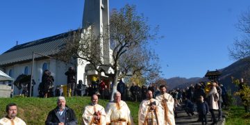 Sărbătoare în Parohia greco-catolică din Ferneziu. Noua casă parohială, binecuvântată de doi episcopi – foto