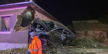 Accident teribil! O mașină s-a înfipt într-o casă, a trecut prin zid și a rămas suspendată în perete