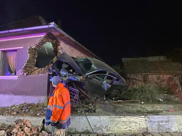 Accident teribil! O mașină s-a înfipt într-o casă, a trecut prin zid și a rămas suspendată în perete