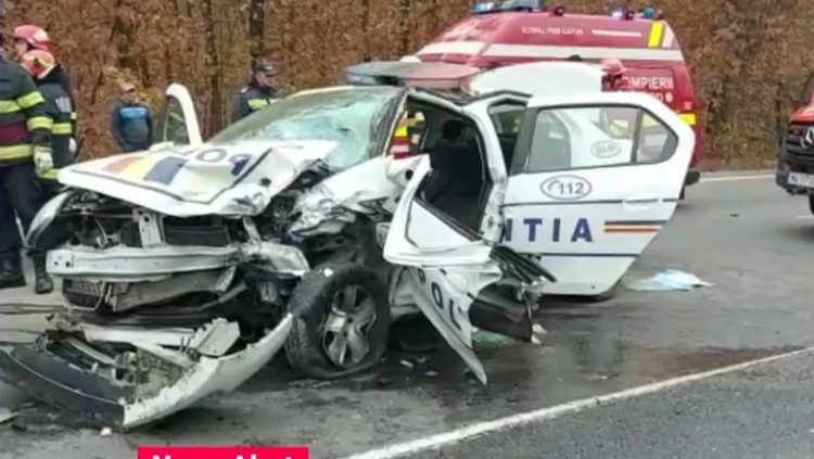Mașină de poliție, implicată într-un accident rutier grav. A rămas un morman de fiare