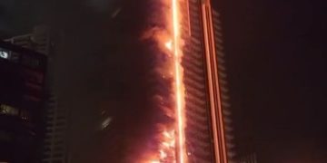 Un incendiu uriaș a fost văzut la un zgârie-nori chiar lângă cea mai înaltă clădire din lume, Burj Khalifa