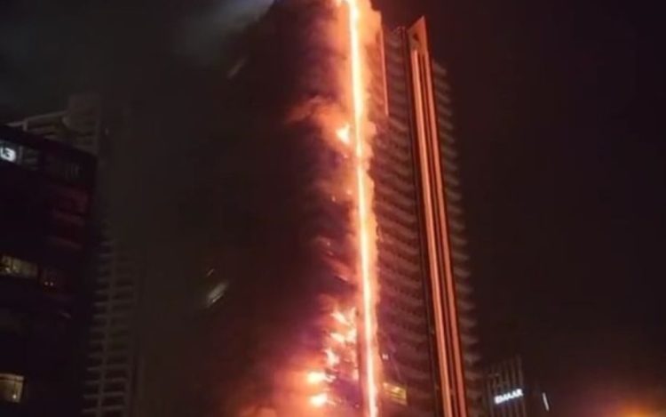 Un incendiu uriaș a fost văzut la un zgârie-nori chiar lângă cea mai înaltă clădire din lume, Burj Khalifa