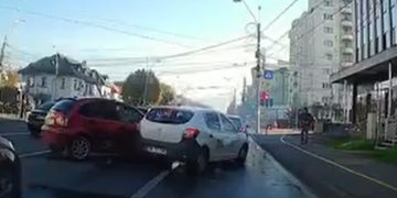 Impact între două autoturisme în Baia Mare, în zona fostei tipografii – foto