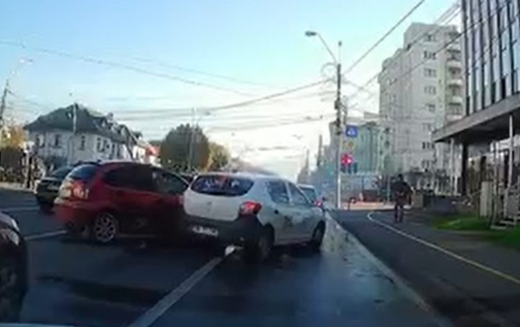 Impact între două autoturisme în Baia Mare, în zona fostei tipografii – foto