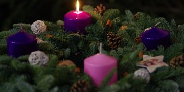 Postul Crăciunului. Credincioșii romano-catolici aprind azi prima lumânare de Advent