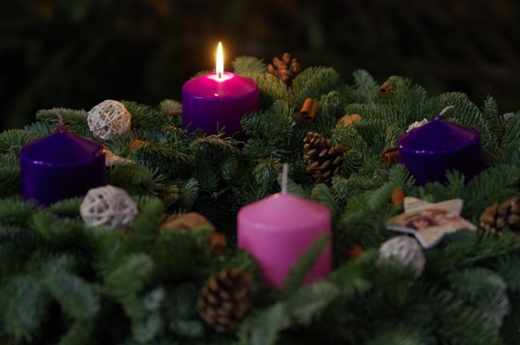 Postul Crăciunului. Credincioșii romano-catolici aprind azi prima lumânare de Advent