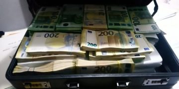 O rețea care falsifica bani în nouă județe a fost destructurată de BCCO. Peste 220.000 de euro găsiți la percheziții